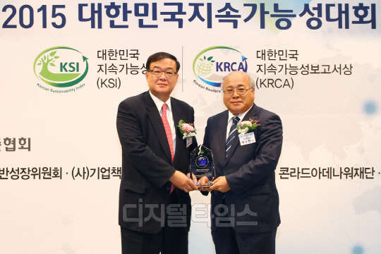 왕태욱 신한은행 부행장(왼쪽)이 한국표준협회(KSA) 주관 '2015 대한민국 지속가능성대회'에서 '대한민국 지속가능성 지수' 은행부문 4년 연속 1위 기업으로 선정된 후 백수현 한국표준협회 회장과 기념촬영하고 있다.